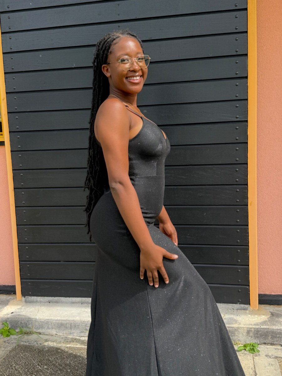 Géralda en robe noire pailletée